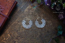 Load image into Gallery viewer, Örhängen i silver - Mandala hoops