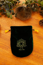 Load image into Gallery viewer, Grön Tarotkortspåse i sammet - Broderad med ett träd
